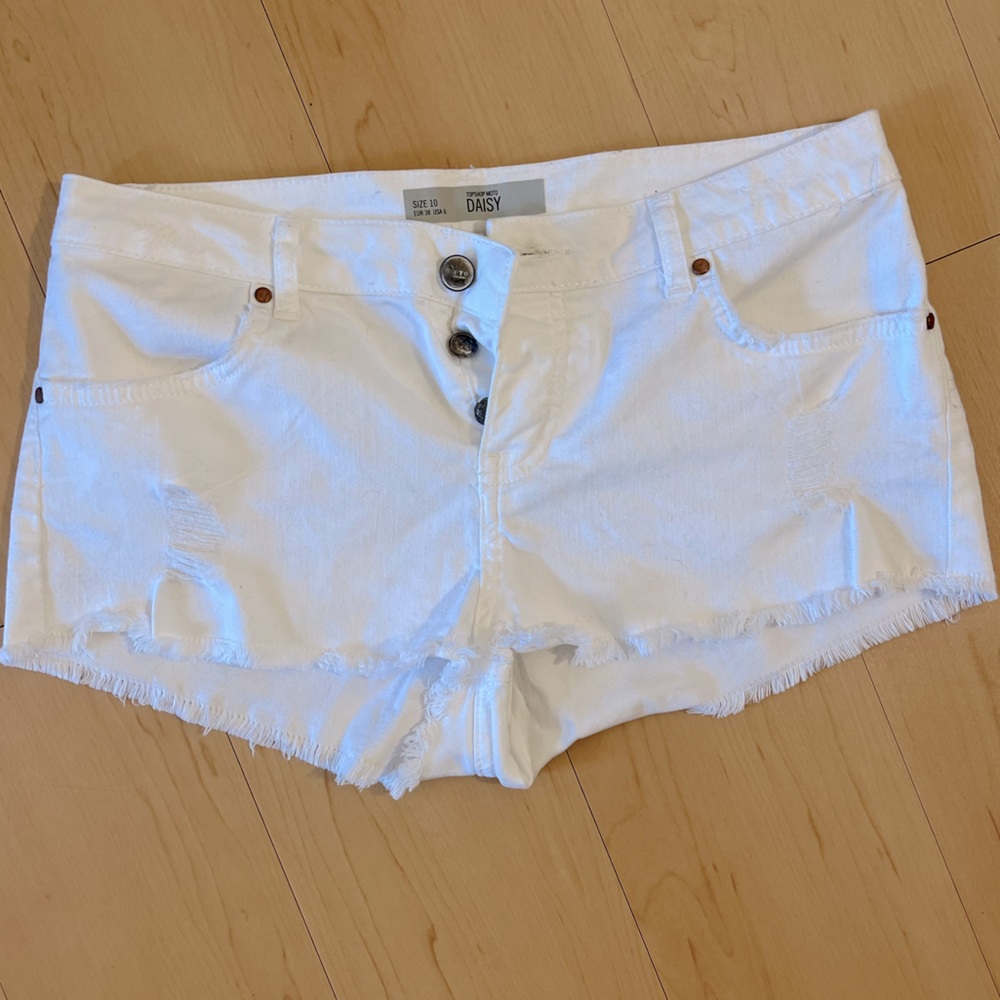 White jeans shorts distressed rim. Topshop Motto Daisy. USA size 4-6.